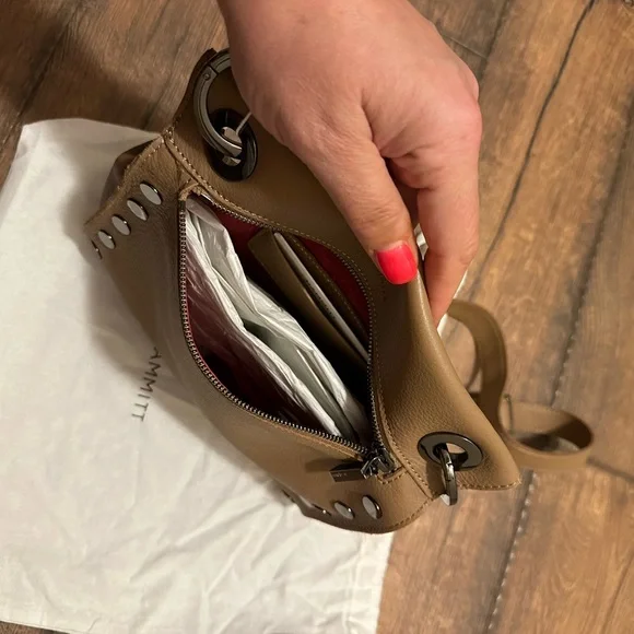 Stylish Tan Leather Shoulder Bag - Picture 8 of 10